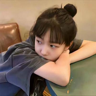 高墙、黑色与帅小伙